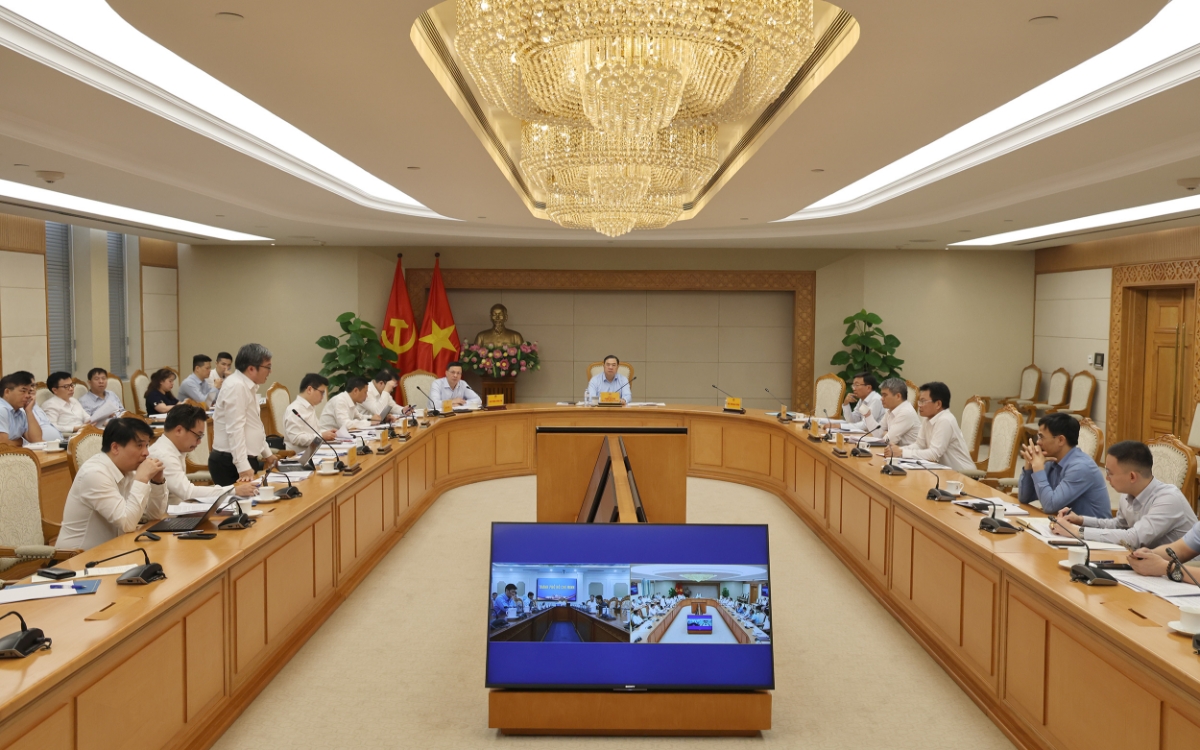 Phó Thủ tướng Phạm Gia Túc chủ trì buổi làm việc về các dự án đường sắt trọng điểm. Ảnh: VGP.