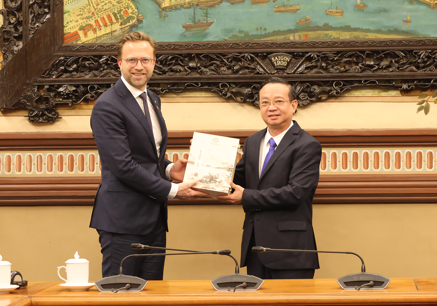 Phó Chủ tịch UBND TP.Hồ Chí Minh Bùi Minh Thạnh tặng quà lưu niệm cho ông Nikolai Astrup, Chủ tịch Ủy ban Nghị viện EFTA  - Ảnh: Cổng thông tin điện tử TP. Hồ Chí Minh
