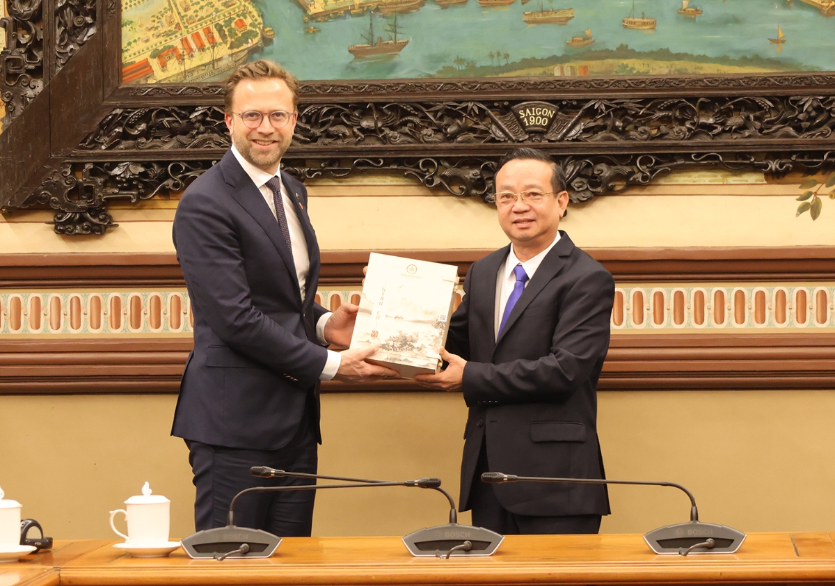 Phó Chủ tịch UBND TP.Hồ Chí Minh Bùi Minh Thạnh tặng quà lưu niệm cho ông Nikolai Astrup,&nbsp;Chủ tịch Ủy ban Nghị viện EFTA&nbsp; - Ảnh: Cổng thông tin điện tử TP. Hồ Chí Minh