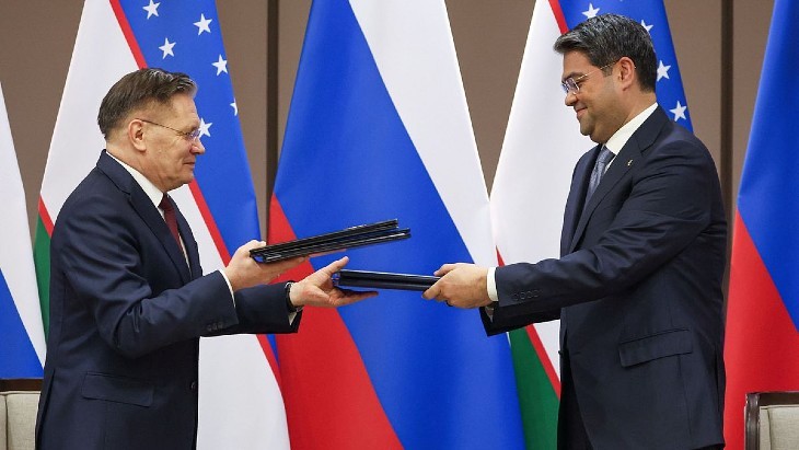 Lộ trình hợp tác được ký giữa Tổng giám đốc Tập đoàn Rosatom Alexey Likhachev và Giám đốc Uzatom Azim Akhmedkhadzhaev. Ảnh: Rosatom