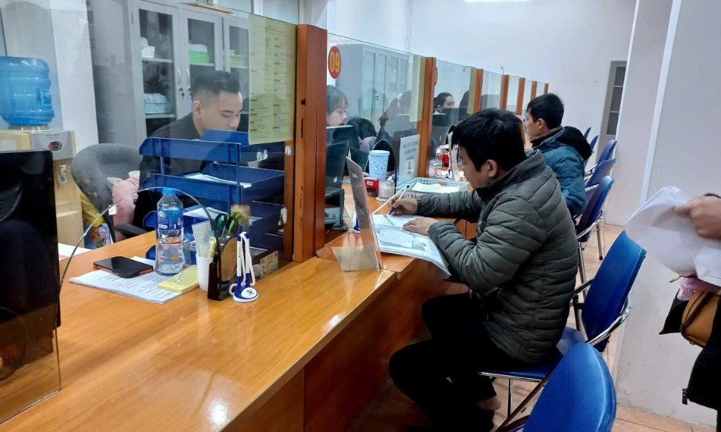 Người lao động làm hồ sơ hưởng trợ cấp thất nghiệp tại Hà Nội. Ảnh: Thu Hằng.