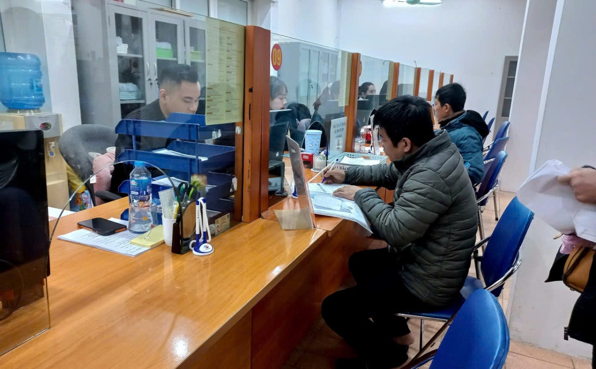 Người lao động làm hồ sơ hưởng trợ cấp thất nghiệp tại Hà Nội. Ảnh: Thu Hằng.