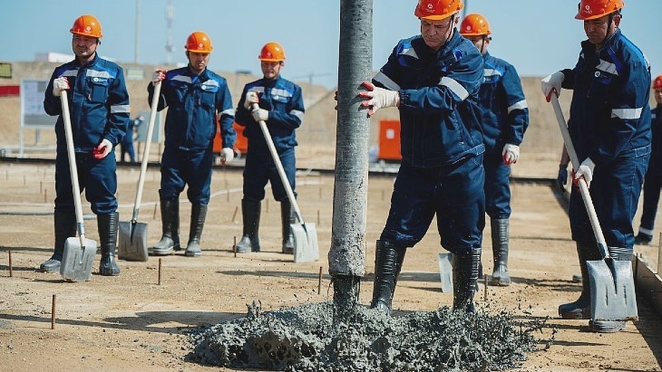 Công tác đổ bê tông giai đoạn đầu được triển khai nhằm chuẩn bị xây dựng lò phản ứng mô-đun nhỏ (SMR) đầu tiên. Ảnh: Rosatom