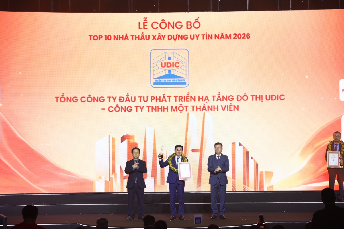Ông Đỗ Đức Thịnh – Phó Tổng giám đốc Tổng công ty UDIC vinh dự nhận Cúp và Giấy chứng nhận từ Ban tổ chức. Ảnh: UDIC.