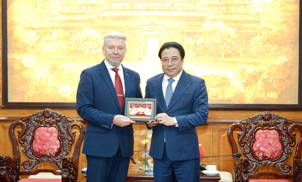 Chủ tịch UBND thành phố Huế Nguyễn Khắc Toàn trao quà lưu niệm đến Ngài Alexander Dmitrievich Sidoruk, Tổng Lãnh sự Cộng hòa Belarus tại Thành phố Hồ Chí Minh