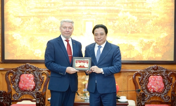 Chủ tịch UBND thành phố Huế Nguyễn Khắc Toàn trao quà lưu niệm đến Ngài Alexander Dmitrievich Sidoruk, Tổng Lãnh sự Cộng hòa Belarus tại Thành phố Hồ Chí Minh