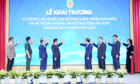 Các đại biểu thực hiện nghi thức bấm nút khai trương Cơ sở dữ liệu quốc gia về pháp luật (phiên bản mới) và Hệ thống thông tin hỗ trợ tổng rà soát văn bản quy phạm pháp luật. Ảnh: MOJ.