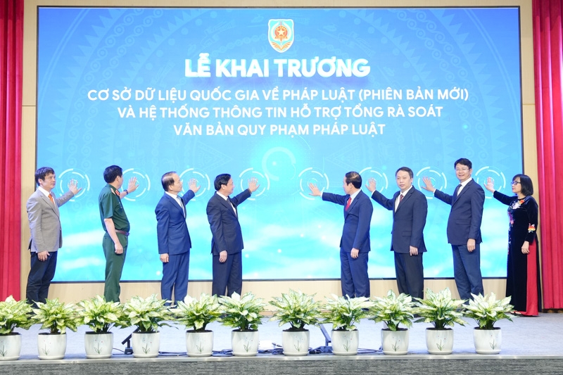Các đại biểu thực hiện nghi thức bấm nút khai trương Cơ sở dữ liệu quốc gia về pháp luật (phiên bản mới) và Hệ thống thông tin hỗ trợ tổng rà soát văn bản quy phạm pháp luật. Ảnh: MOJ.