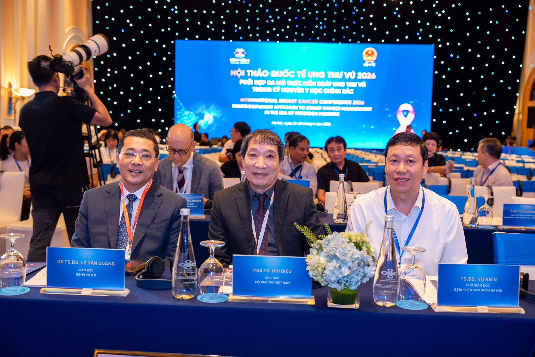 GS.TS. Lê Văn Quảng, Giám đốc Bệnh viện K, cùng các chuyên gia tham dự hội thảo.