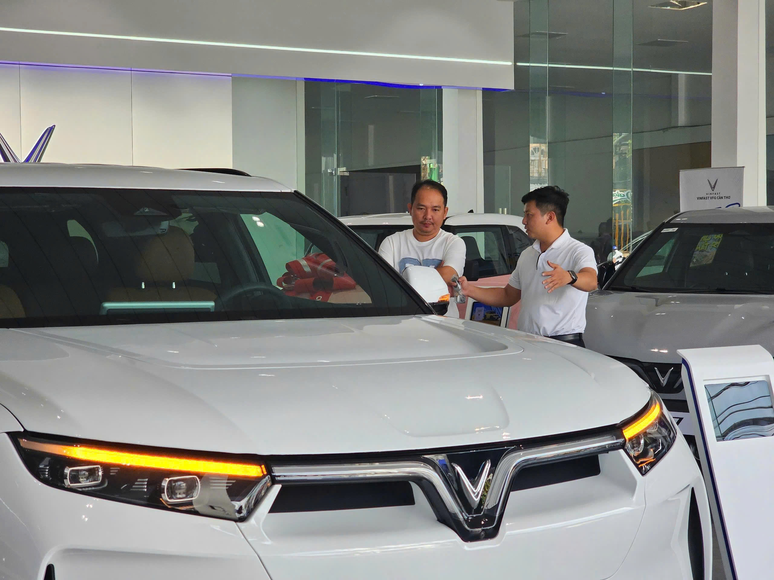 Kéo dài ưu đãi thuế, phí xe điện: Cú hích chính sách và bài toán hạ tầng, thu nhập