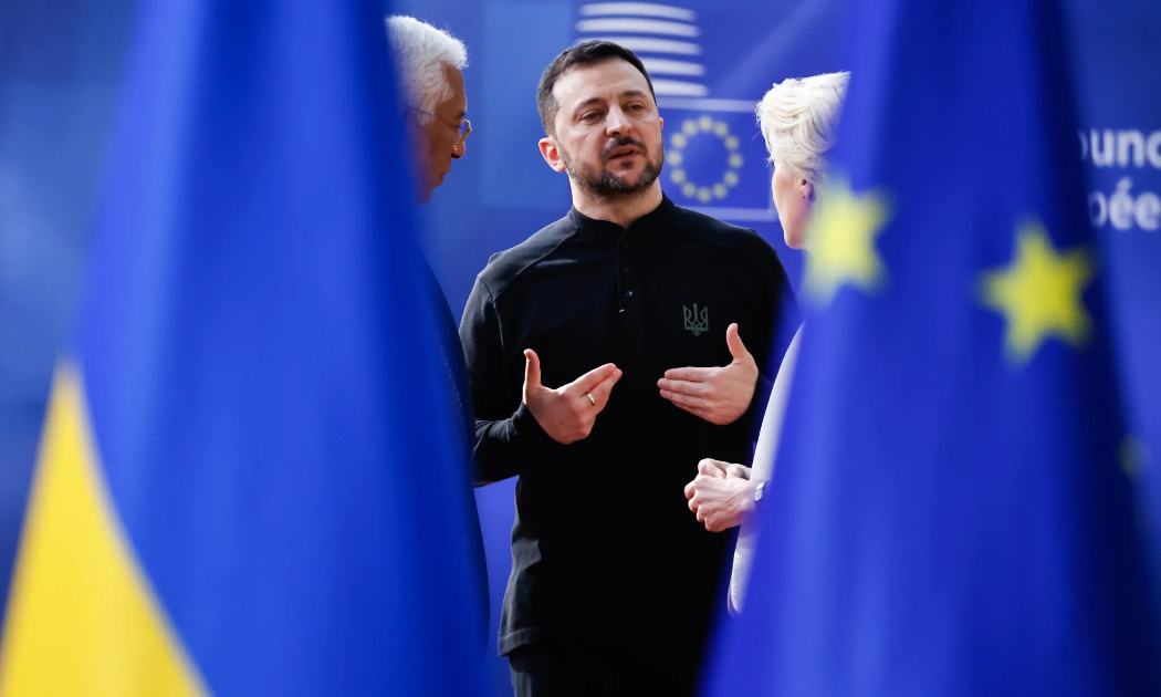 Tổng thống Ukraine Volodymyr Zelenskiy (giữa) và các nhà lãnh đạo EU - Ảnh: Bloomberg.