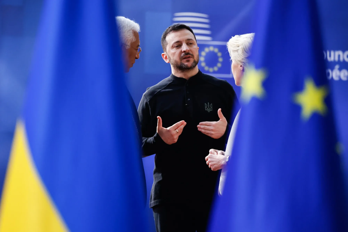 Tổng thống Ukraine Volodymyr Zelenskiy (giữa) và các nhà lãnh đạo EU - Ảnh: Bloomberg.