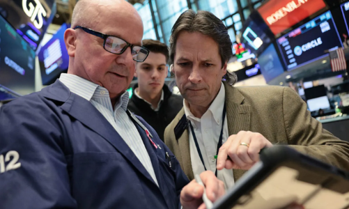 Chứng khoán Mỹ cao kỷ lục dù giá dầu lại vượt 100 USD/thùng