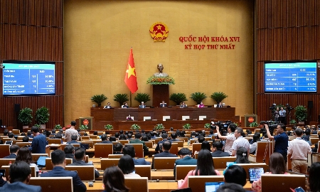Với đa số đại biểu tán thành, Quốc hội đã thông qua Nghị quyết của Quốc hội về thực hiện thí điểm chế định luật sư công. Ảnh: Quốc hội.