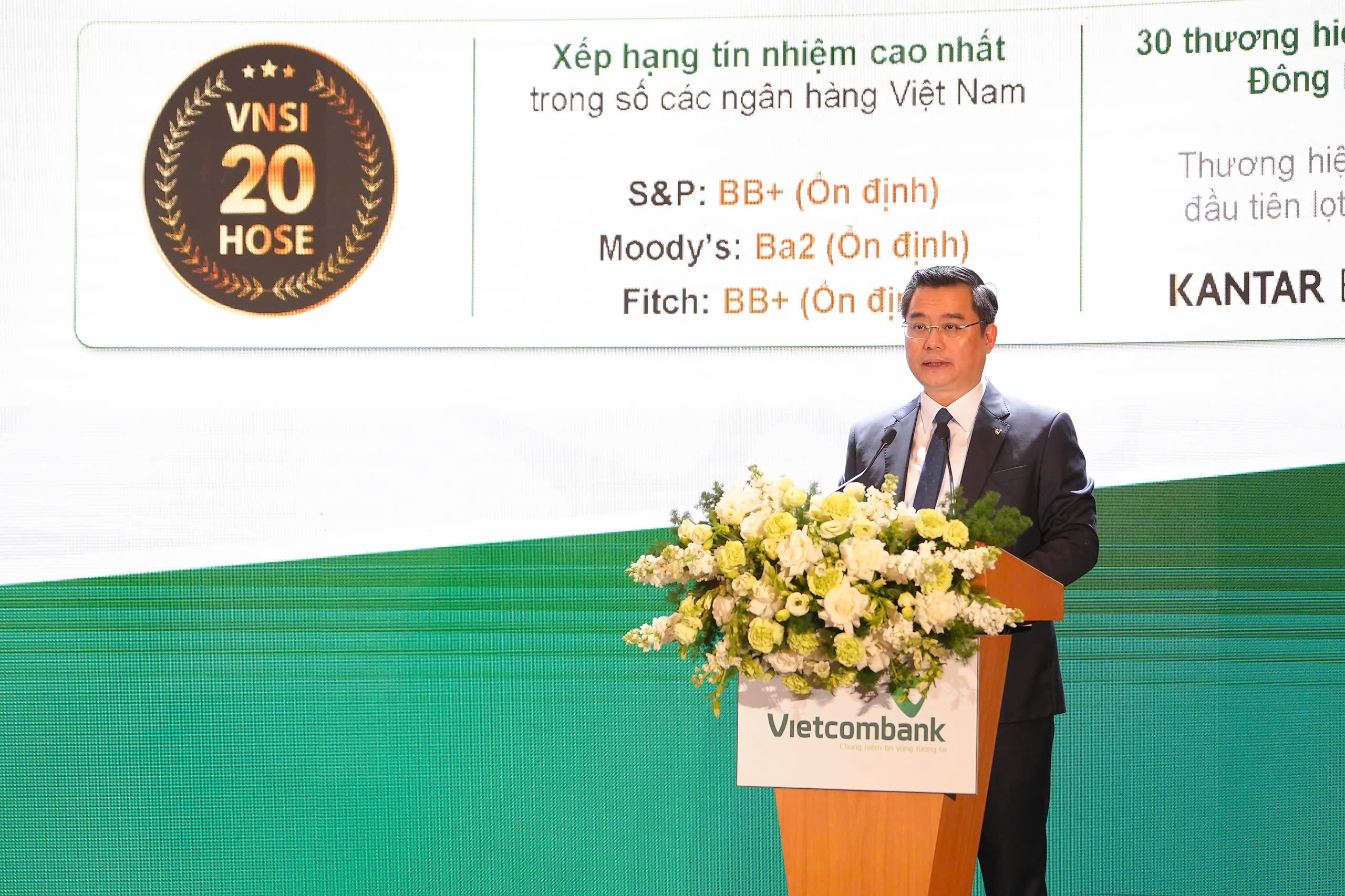 Ông Nguyễn Thanh Tùng - Chủ tịch Hội đồng Quản trị Vietcombank phát biểu khai mạc và trình bày Báo cáo của Hội đồng Quản trị về hoạt động năm 2025 và định hướng năm 2026. Ảnh: VCB.