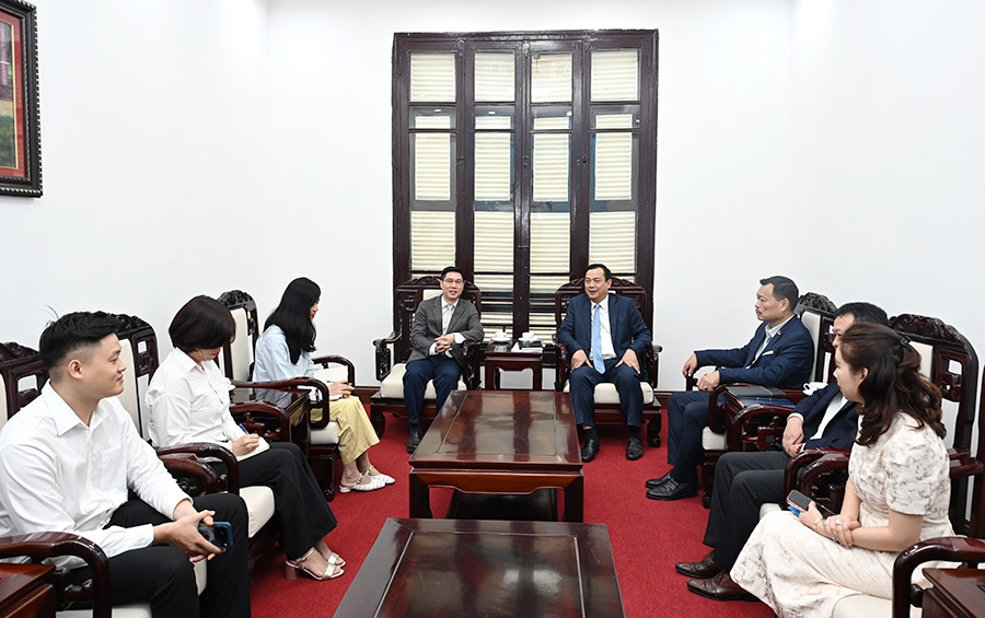 Cục trưởng Cục Du lịch Quốc gia Việt Nam Nguyễn Trùng Khánh tiếp và làm việc với ông Trương Đức Sơn, Giám đốc Trung tâm Văn hóa Trung Quốc tại Hà Nội.