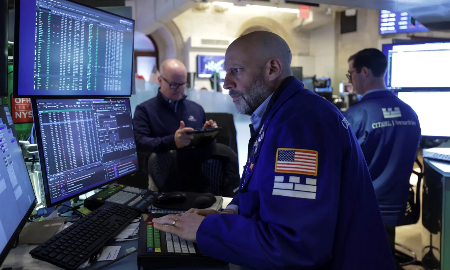 Các nhà giao dịch trên sàn chứng khoán NYSE ở New York ngày 23/4/2026 - Ảnh: Reuters.