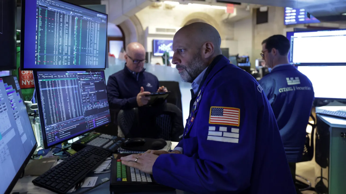 Các nhà giao dịch trên sàn chứng khoán NYSE ở New York ngày 23/4/2026 - Ảnh: Reuters.