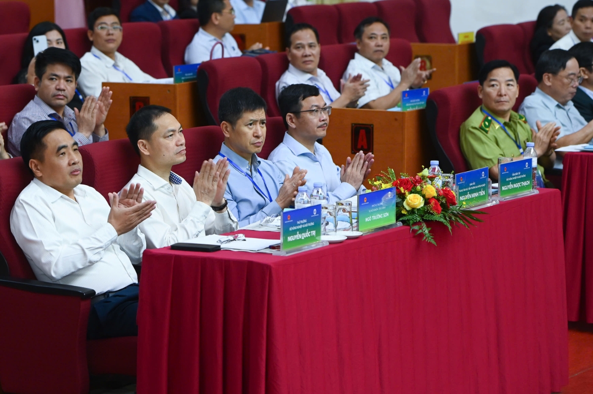 Thứ trưởng Bộ Nông nghiệp và Môi trường Nguyễn Quốc Trị cùng đại diện các cơ quan của Bộ đến dự hội nghị.