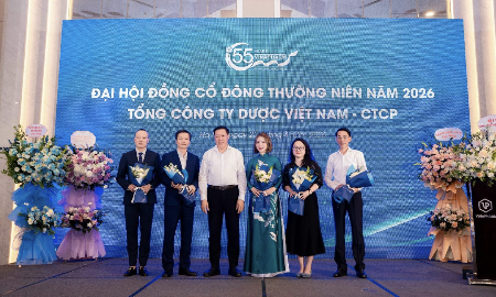 Thứ trưởng Bộ Y tế Đỗ Xuân Tuyên tặng hoa chúc mừng các thành viên Hội đồng quản trị Vinapharm nhiệm kỳ 2026 - 2031. 