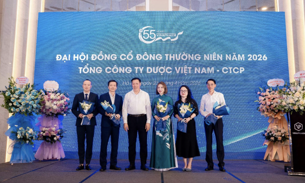 Thứ trưởng Bộ Y tế Đỗ Xuân Tuyên tặng hoa chúc mừng các thành viên Hội đồng quản trị Vinapharm nhiệm kỳ 2026 - 2031. 