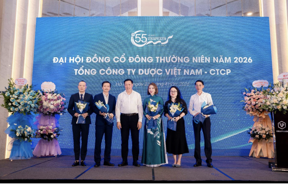 Thứ trưởng Bộ Y tế Đỗ Xuân Tuyên tặng hoa chúc mừng các thành viên Hội đồng quản trị Vinapharm nhiệm kỳ 2026 - 2031. 