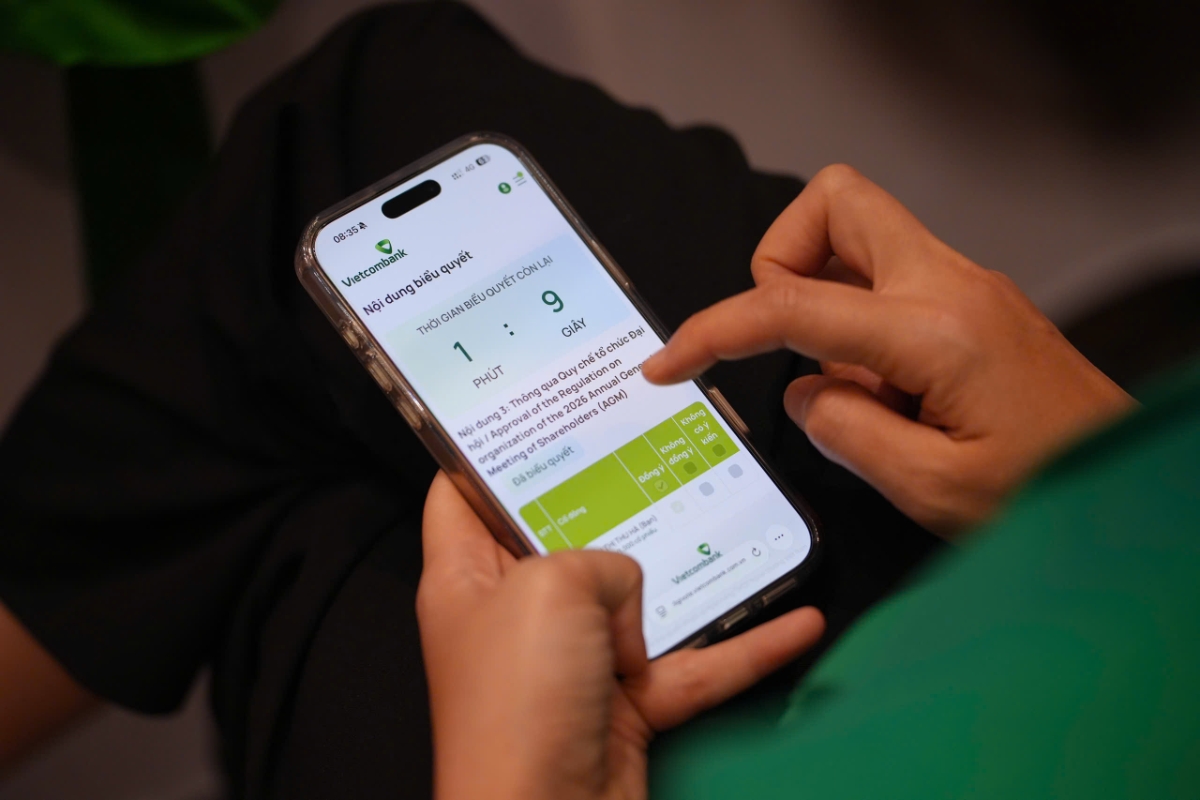 Cổ đông Vietcombank thực hiện biểu quyết và tra cứu thông tin Đại hội qua ứng dụng VCB DigiVote, đánh dấu bước chuyển đổi số trong công tác tổ chức Đại hội đồng cổ đông.