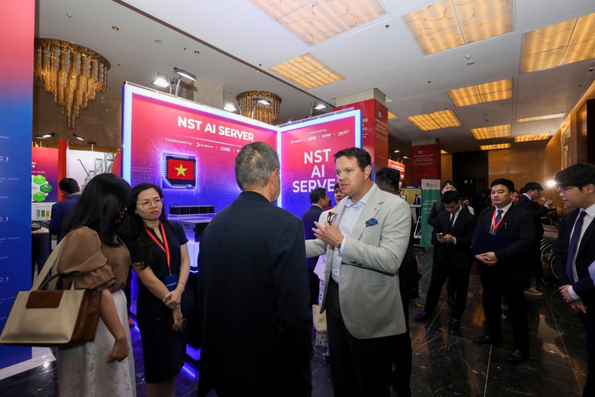 Đông đảo doanh nghiệp hai nước tham dự diễn đàn và tham quan các gian hàng. Ảnh: Việt Dũng.