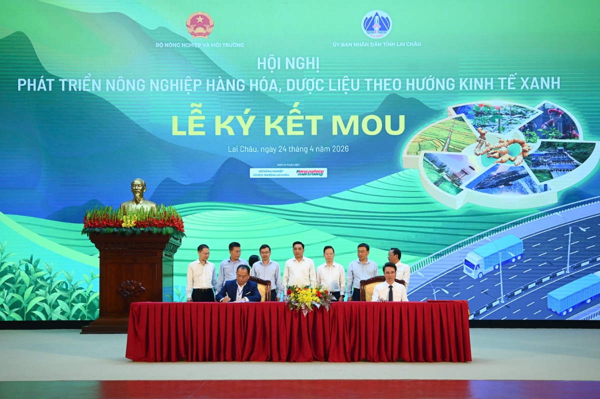 Một trong 11 phiên ký kết diễn tại hội nghị.