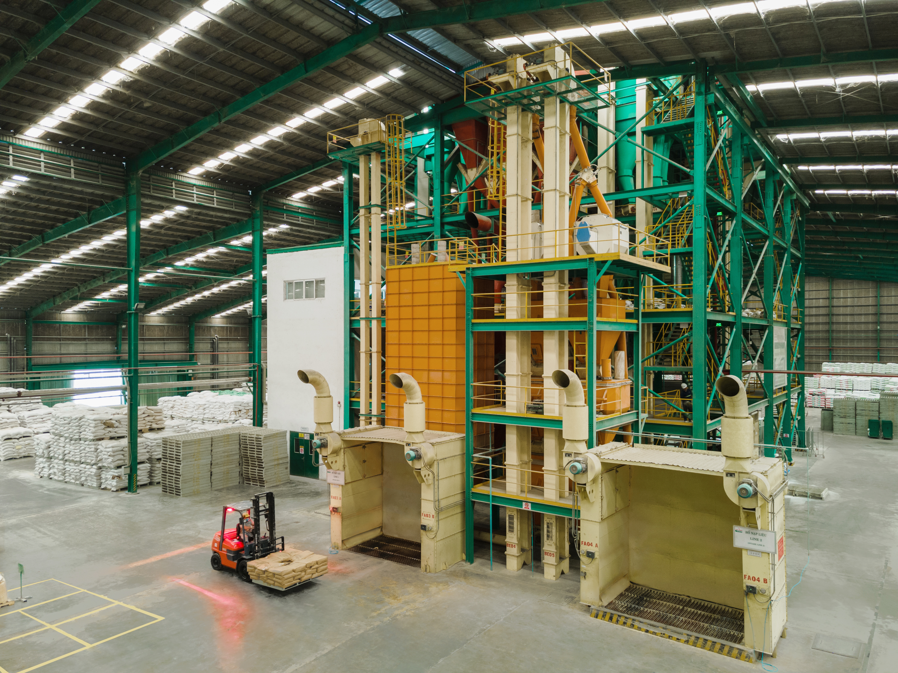 Greenfeed tự động hoá trong sản xuất và kiểm soát chất lượng sản phẩm với hệ thống trang thiết bị hiện đại được nhập khẩu từ châu Âu. Ảnh: Greenfeed.