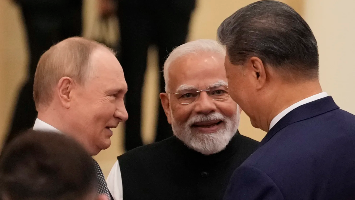 Thủ tướng Ấn Độ Narendra Modi (giữa) trao đổi với Tổng thống Nga Vladimir Putin (trái) và Chủ tịch Trung Quốc Tập Cận Bình trước thềm Hội nghị thượng đỉnh Tổ chức Hợp tác Thượng Hải (SCO) năm 2025 tại Trung Quốc, ngày 1/9/2025 - Ảnh: Getty Images