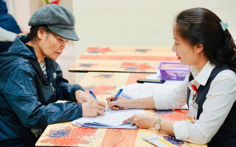 Hướng dẫn người hưởng làm thủ tục nhận chi trả lương hưu. Ảnh minh họa.