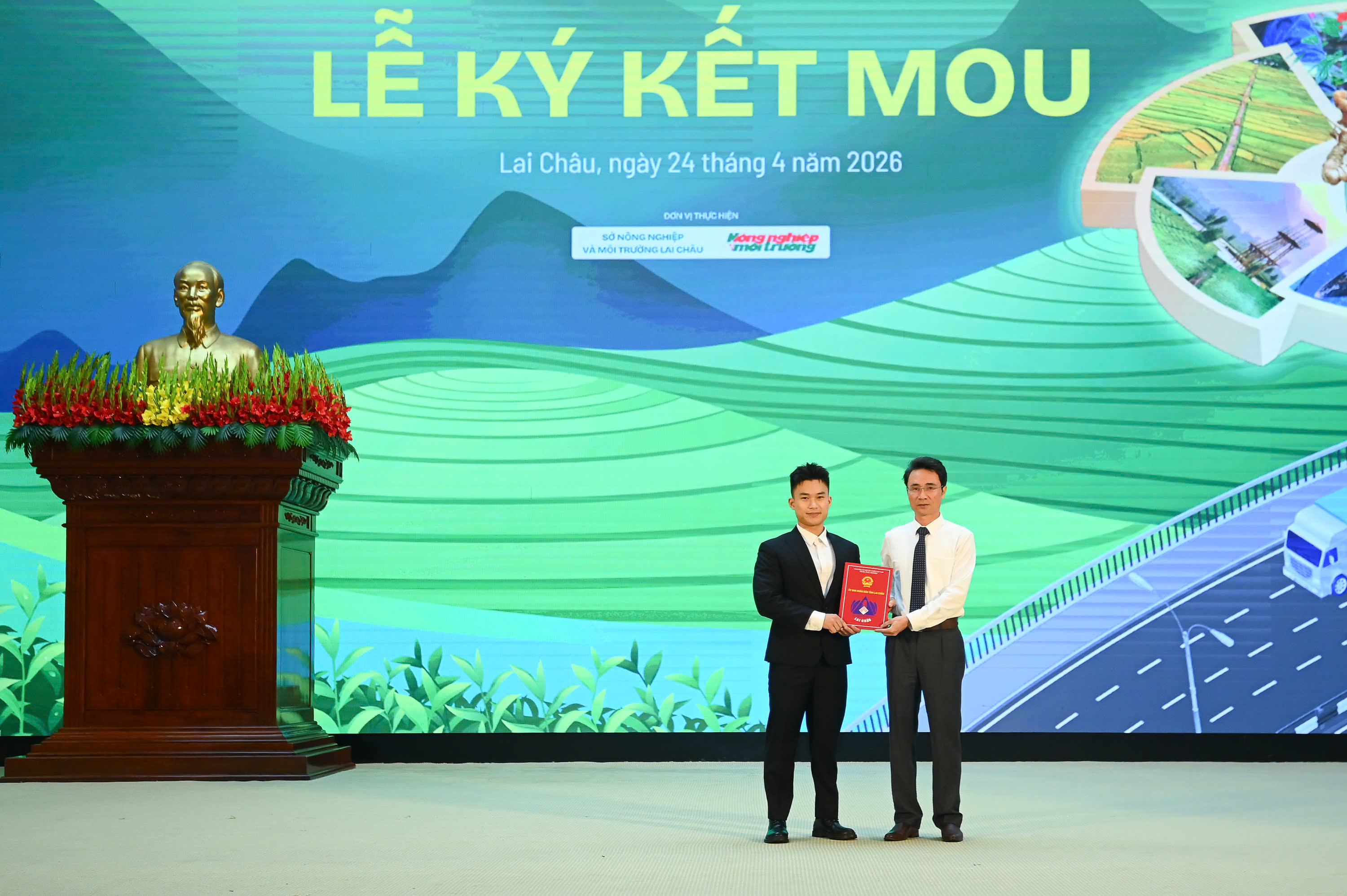 Một trong số các doanh nghiệp được UBND tỉnh Lai Châu trao giấy phép đầu tư.