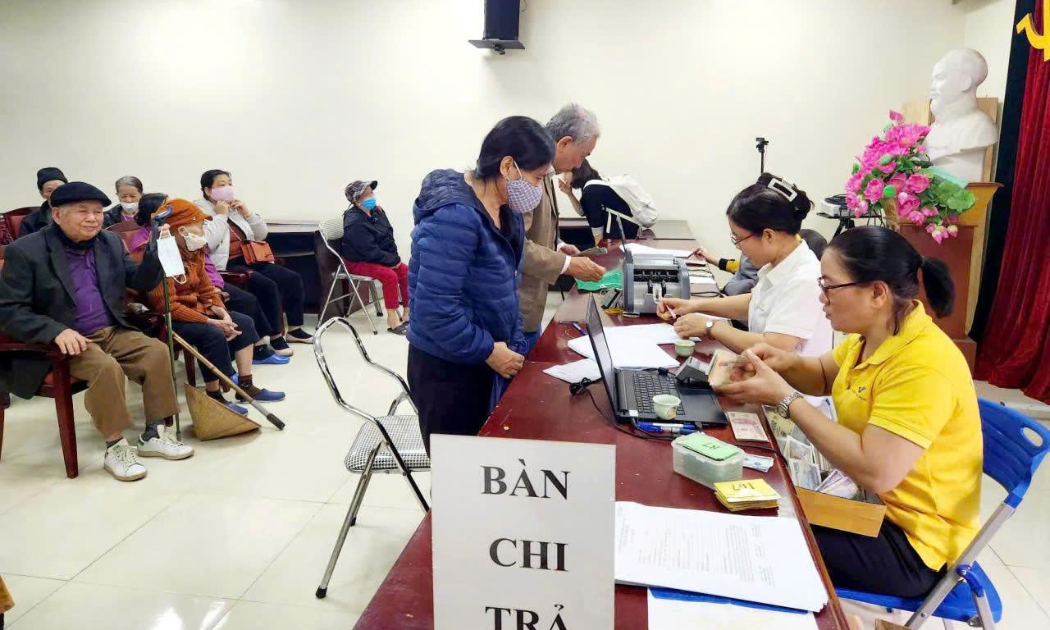 Người hưởng lương hưu nhận chi trả tại Hà Nội. Ảnh: T.H.