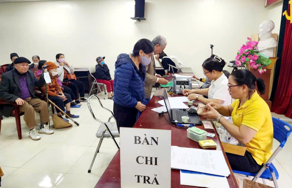 Người hưởng lương hưu nhận chi trả tại Hà Nội. Ảnh: T.H. 
