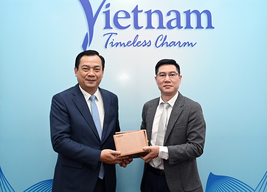 Giám đốc Trung tâm Văn hóa Trung Quốc tại Hà Nội Trương Đức Sơn tặng quà lưu niệm Cục trưởng Nguyễn Trùng Khánh.