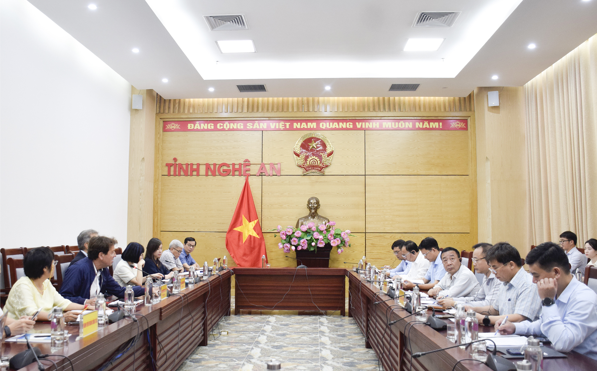 Quang cảnh buổi làm việc.