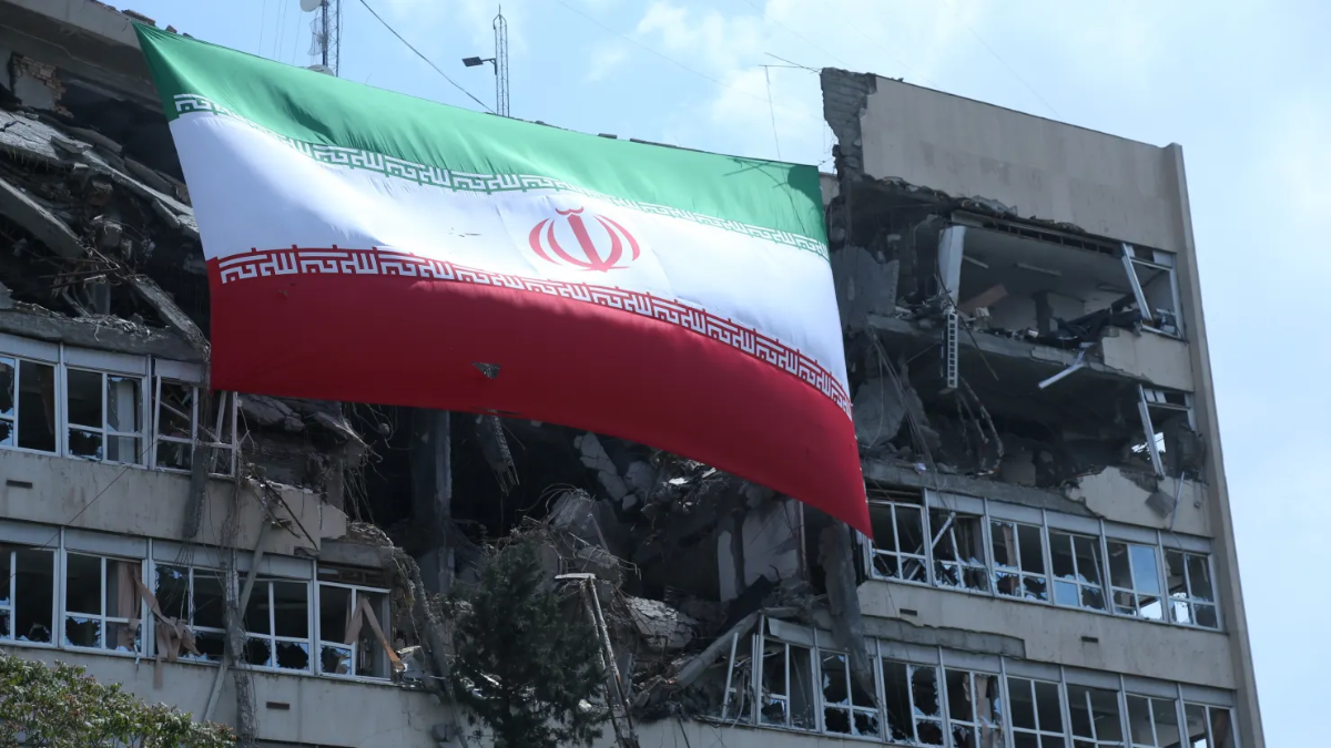 Bức ảnh chụp một tòa nhà bị hư hại do chiến tranh ở thủ đô Tehran của Iran, ngày 20/4/2026 - Ảnh: Xinhua/Getty/CNBC.