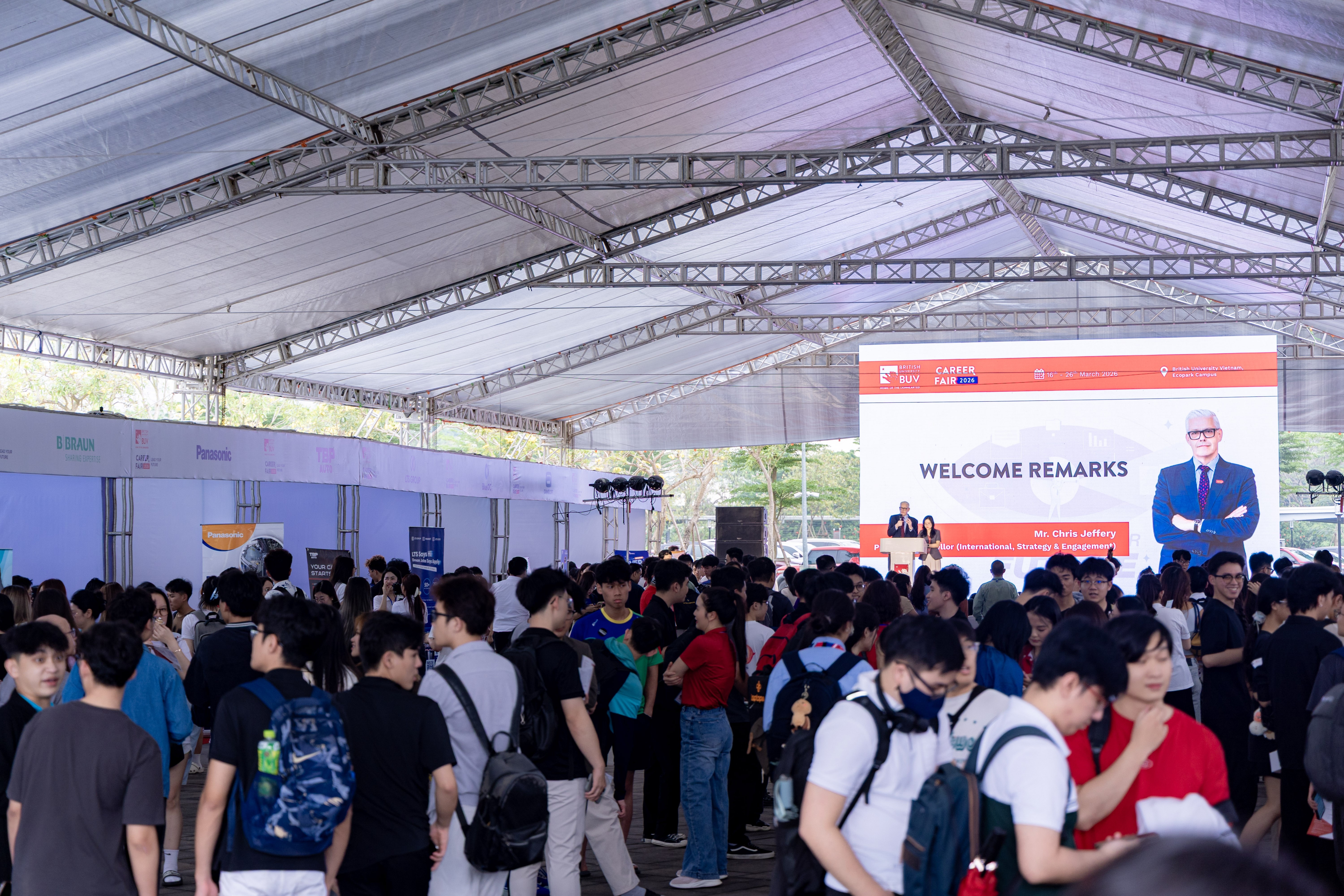 BUV Career Fair 2026 đã thu hút sự quan tâm mạnh mẽ từ toàn thể sinh viên trong trường. Ảnh: BUV.