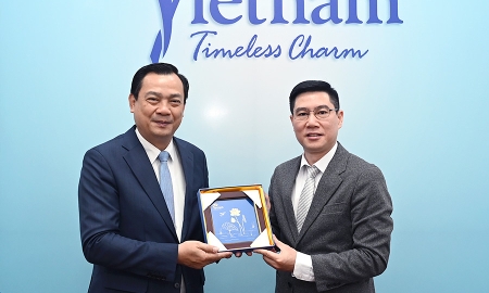 Cục trưởng Nguyễn Trùng Khánh tặng quà lưu niệm Giám đốc Trung tâm Văn hóa Trung Quốc tại Hà Nội Trương Đức Sơn.