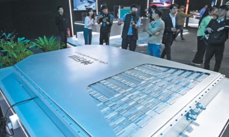 Khách tham quan tìm hiểu một mẫu pin tại sự kiện CATL Tech Day trước thềm Triển lãm Ô tô Bắc Kinh 2026, tổ chức tại Bắc Kinh ngày 22/4. Ảnh: WANG ZHAO/AFP