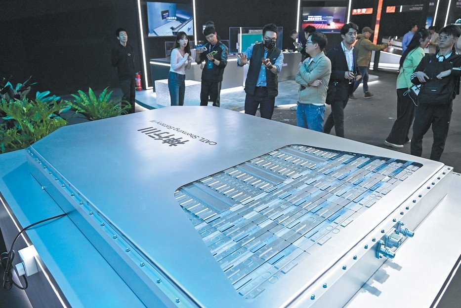 Khách tham quan tìm hiểu một mẫu pin tại sự kiện CATL Tech Day trước thềm Triển lãm Ô tô Bắc Kinh 2026, tổ chức tại Bắc Kinh ngày 22/4. Ảnh: WANG ZHAO/AFP