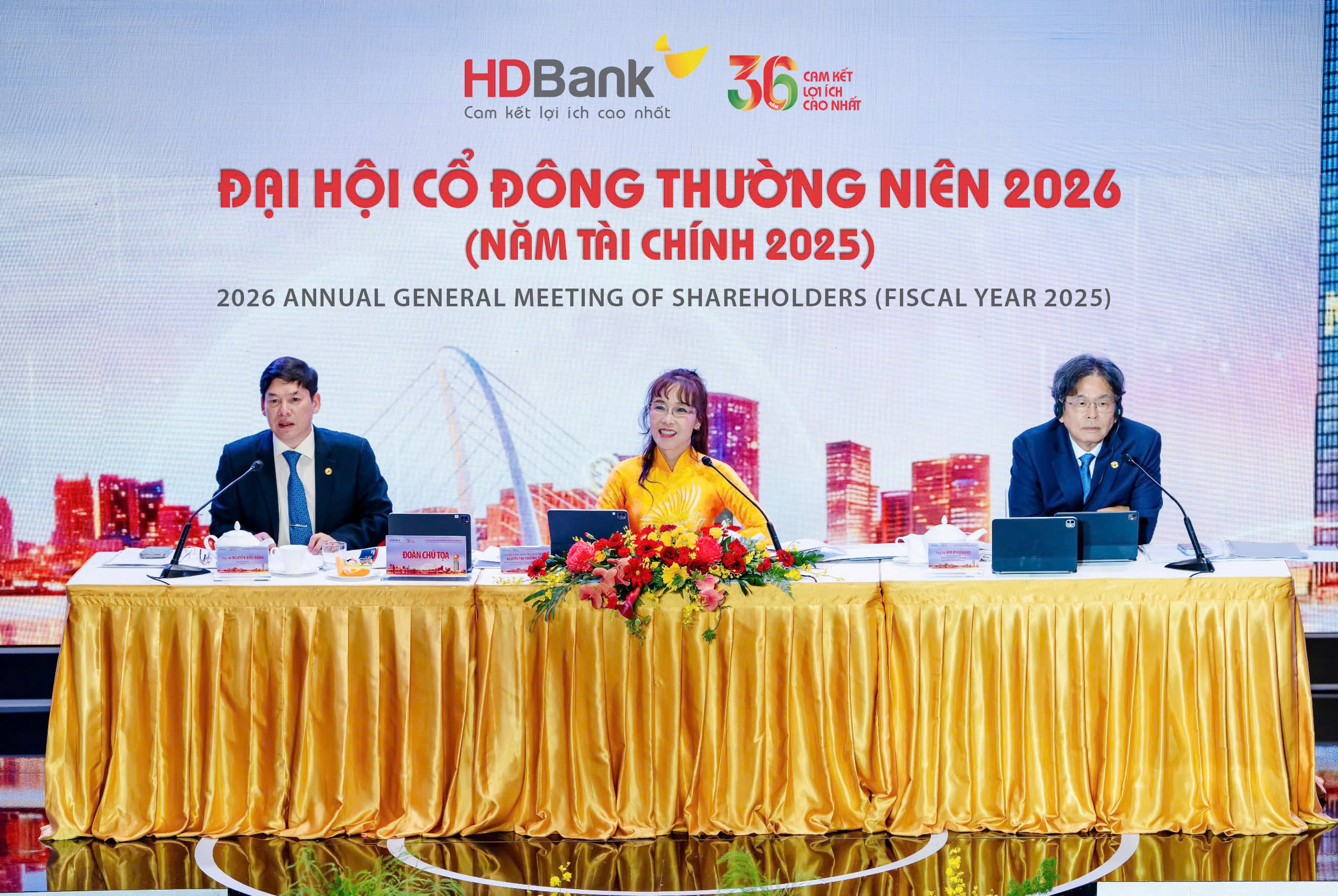 ĐHĐCĐ HDBank sáng 24/4 thông qua báo cáo hoạt động năm 2025 và kế hoạch kinh doanh năm 2026.