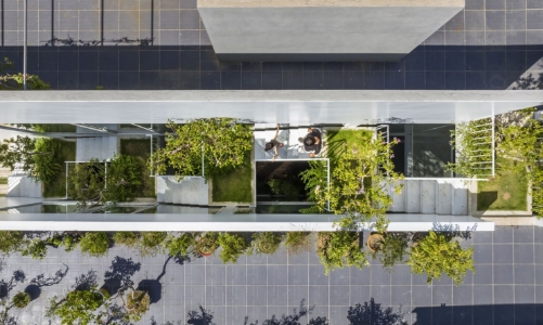 Những hành lang và cầu thang giúp ngôi nhà “biết thở”