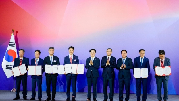 Investor of LNG-fired power plant in Nghe An province receives investment certificate