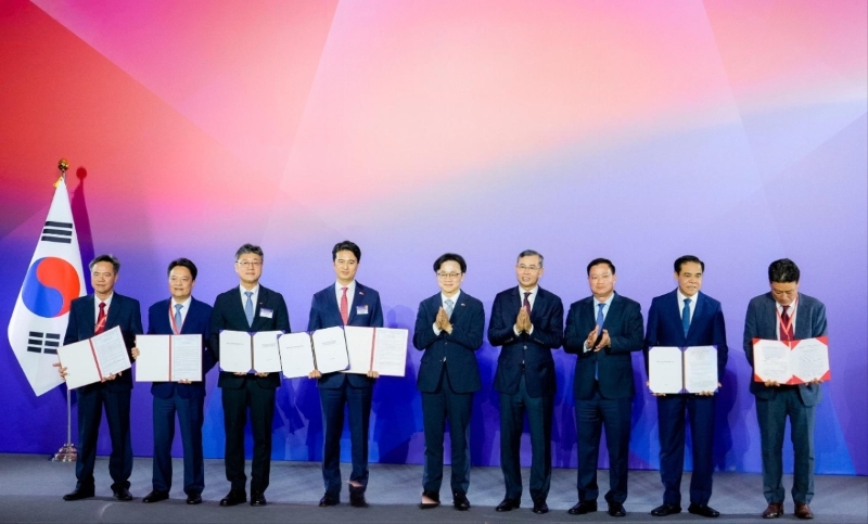 Investor of LNG-fired power plant in Nghe An province receives investment certificate