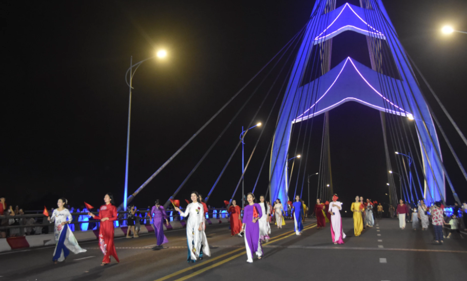 Biểu diễn áo dài trên cầu An Lạc, phường Đông Hà. Ảnh: Đức Việt