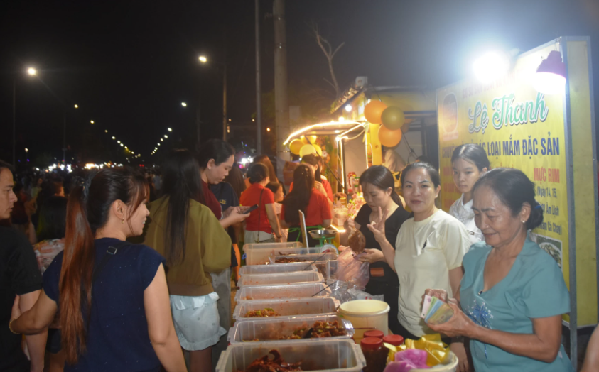 Các gian hàng ẩm thực đặc trưng của phường Đông Hà tại chương trình. Ảnh: Đức Việt