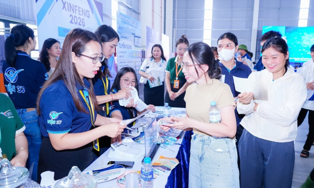 Các gian hàng tuyển dụng thu hút đông đảo ứng viên đến đăng ký và tư vấn. Ảnh: Thanh Lê