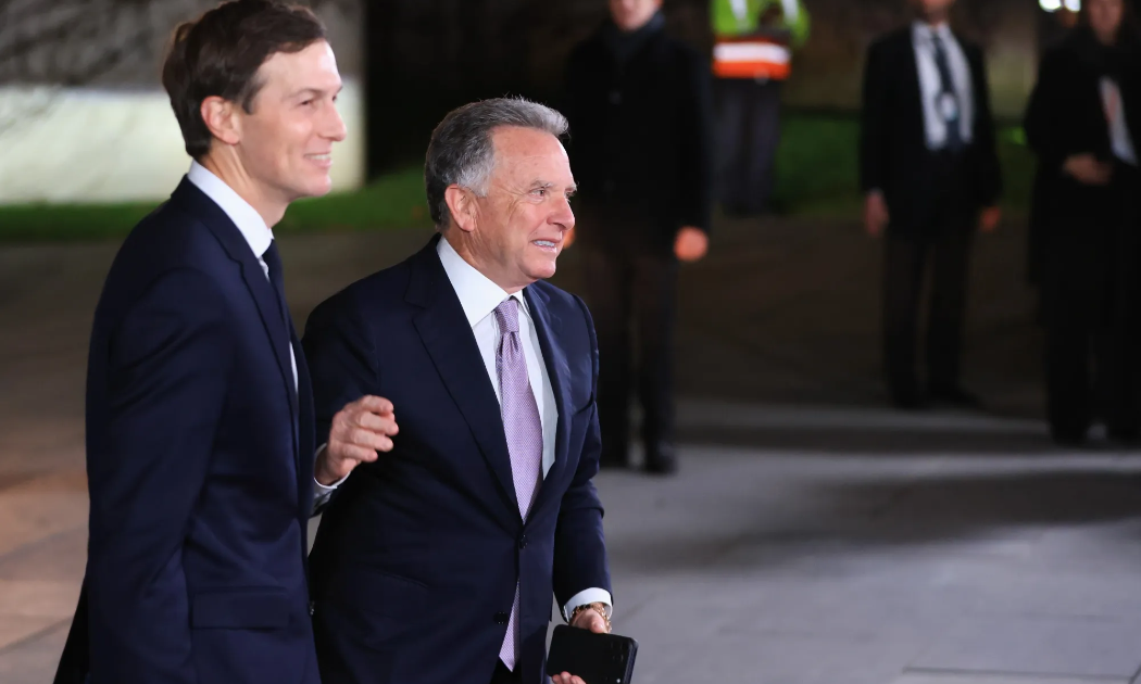 Đặc phái viên Mỹ Steve Witkoff (phải) và ông Jared Kushner (phải), con rể kiêm cố vấn của Tổng thống Donald Trump - Ảnh: Bloomberg.